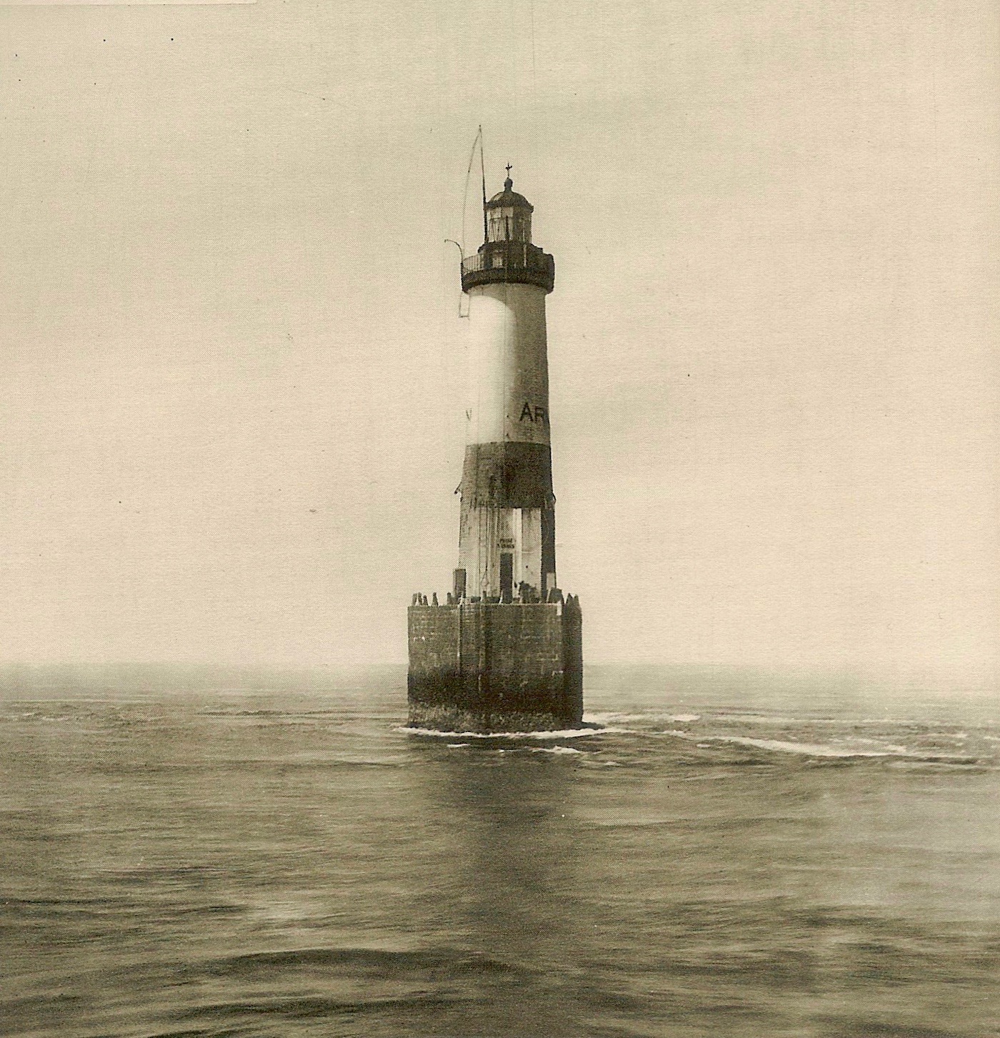 Lampe phare marin : reproduction du phare Ar Men de l'Ile de Sein